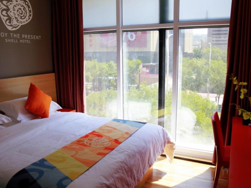张家口贝壳张家口市桥东区银座酒店的一间卧室设有一张床和一个大窗户