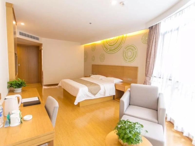 济阳格林豪泰济南济阳县汽车站快捷酒店的一间卧室设有一张床和一间客厅。