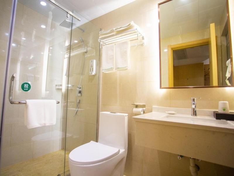 阜阳格林豪泰阜阳颍泉区兰山路临沂商城智选酒店的浴室配有卫生间、淋浴和盥洗盆。