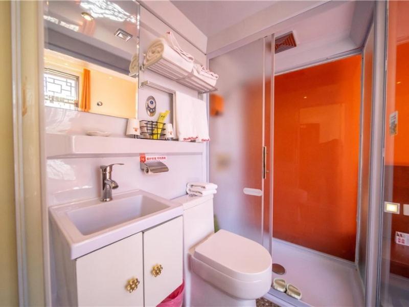 大理贝壳大理市大理古城南门酒店的浴室配有卫生间、盥洗盆和淋浴。