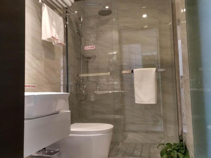 上海贝壳上海新国际博览中心芳华路地铁站酒店的带淋浴、卫生间和盥洗盆的浴室