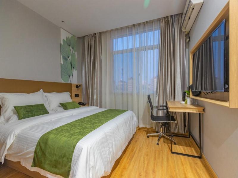 宁波贝壳宁波市高桥地铁站酒店的一间卧室配有一张床、一张书桌和一个窗户。