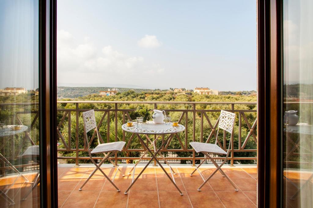 斯泰洛米诺斯Eleon Residence的美景阳台配有桌椅