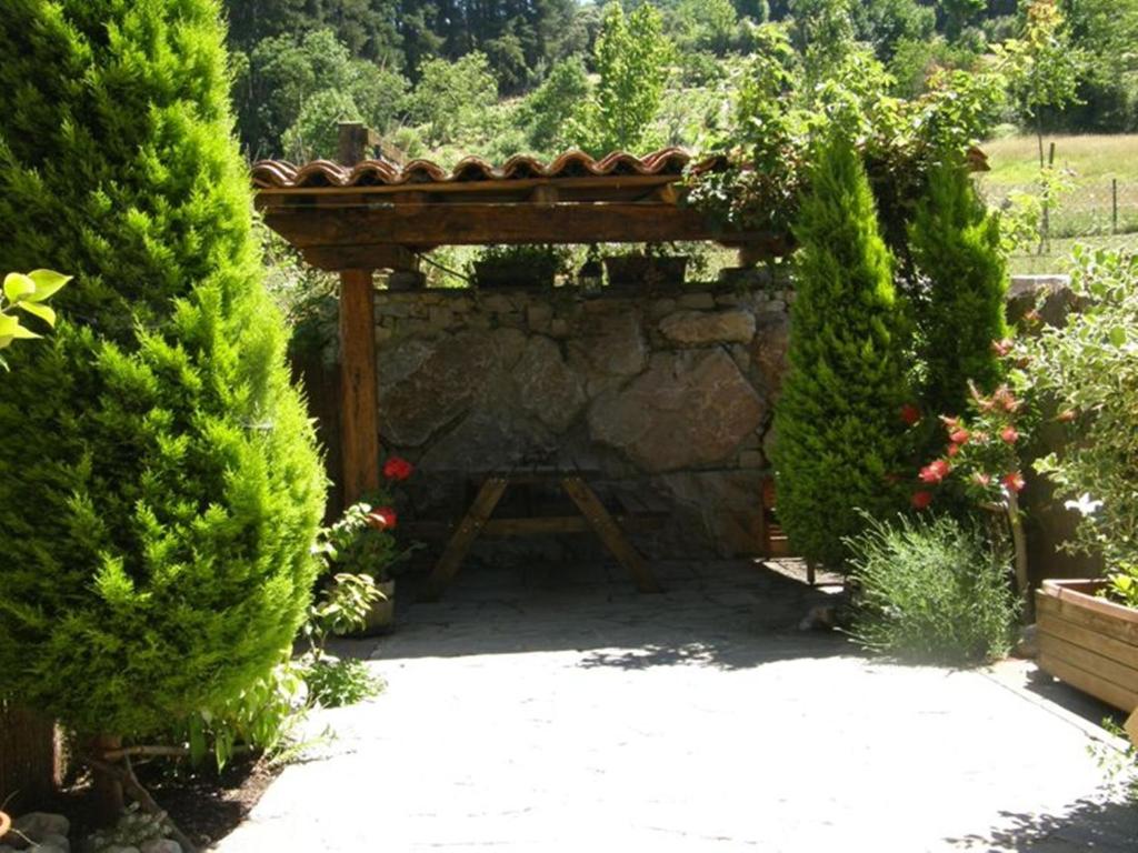奥耶多埃尔恩坎托乡村小木屋公寓的一座带木结构花园内的石头壁炉