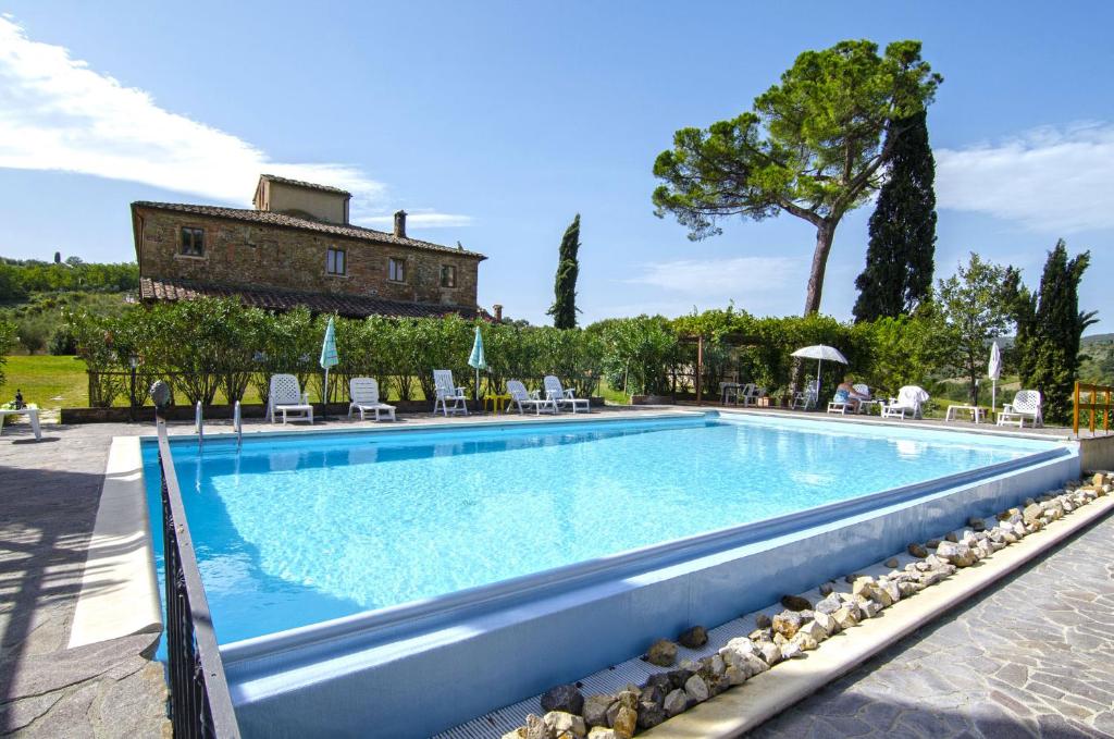 托里塔迪谢纳Agriturismo tranquillo e con vista panoramica的一座带房子的游泳池