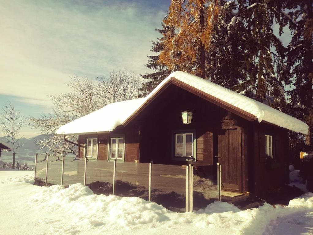 艾奇Berghütte Franz'l的屋顶上积雪的小小屋