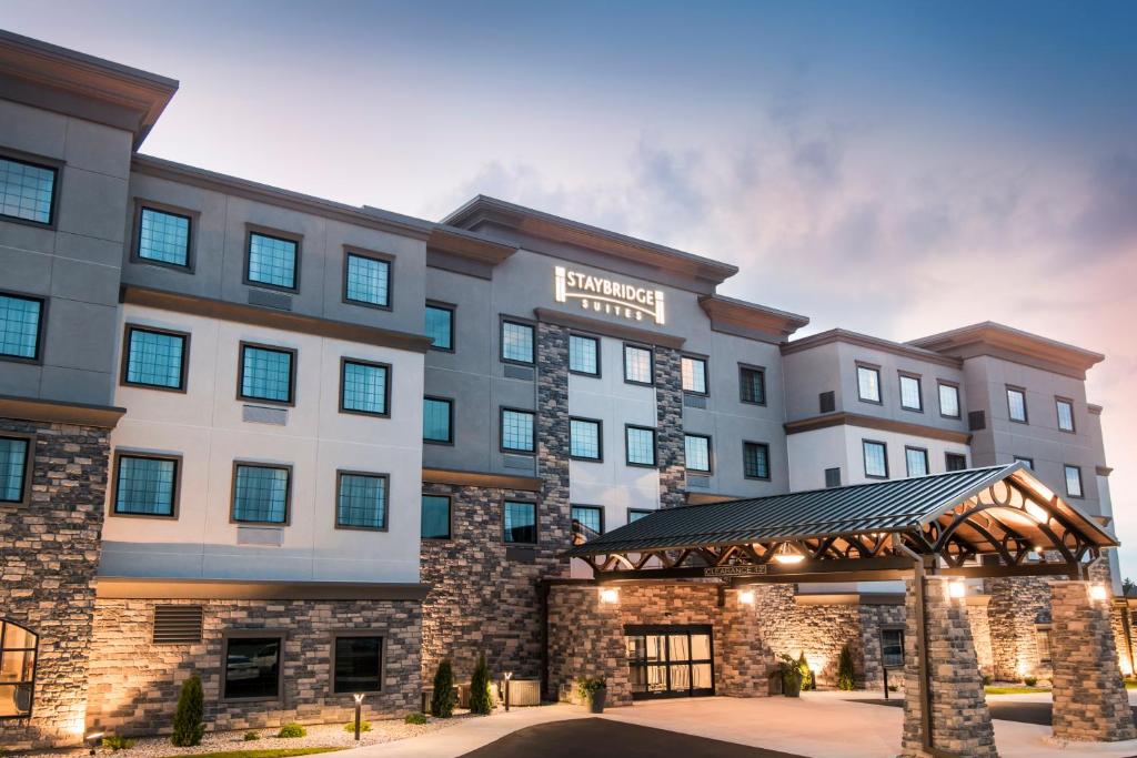威斯康星戴尔Staybridge Suites - Wisconsin Dells - Lake Delton, an IHG Hotel的计划中的酒店与凉亭的 ⁇ 染