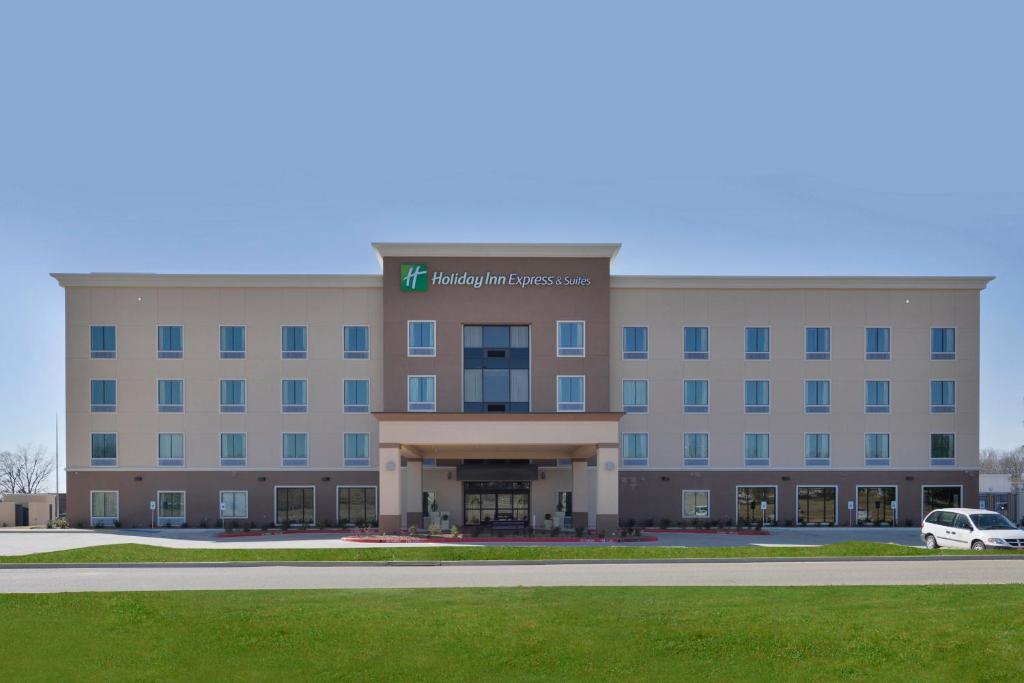 福雷斯特城Holiday Inn Express & Suites Forrest City, an IHG Hotel的医院大楼前面有停车位