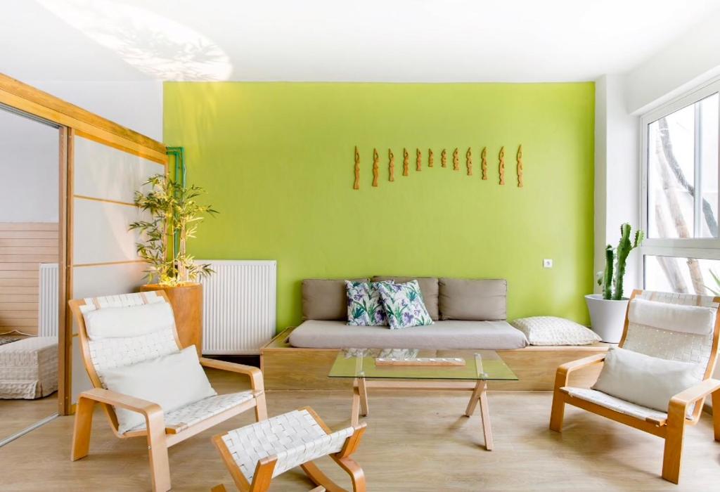 雅典Comfort Stay Lofts的带沙发和绿色墙壁的客厅