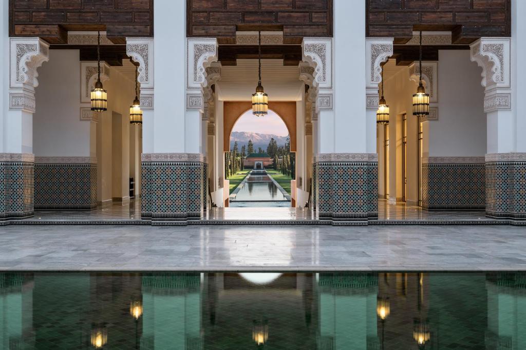 马拉喀什The Oberoi Marrakech的大楼内带水池的走廊