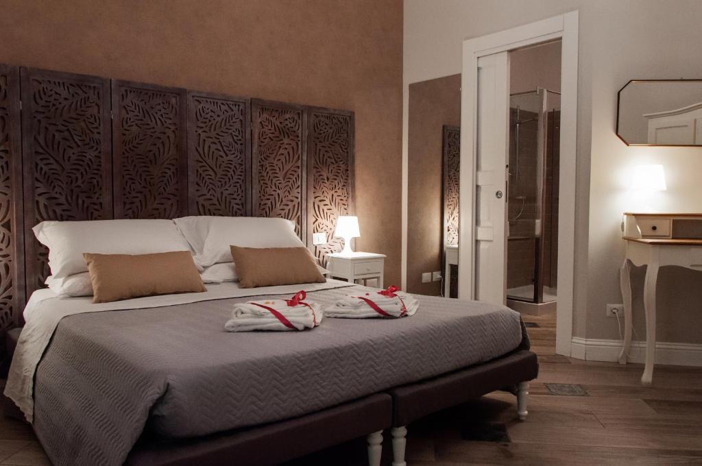 那不勒斯Real Giardinetto a Toledo的一间卧室配有一张床,上面有两条毛巾