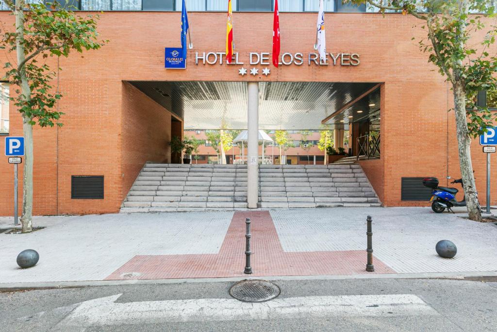 圣塞巴斯蒂安德洛斯雷耶斯德洛斯雷耶斯环球酒店的停在前面的一座带摩托车的建筑