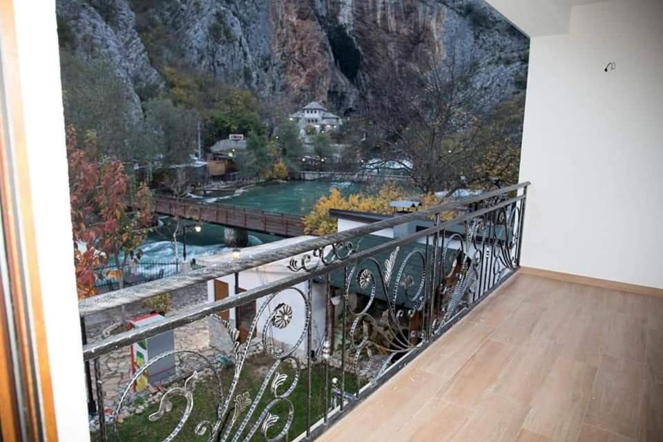 布拉加伊Villa Bunski biser的客房设有山景阳台。