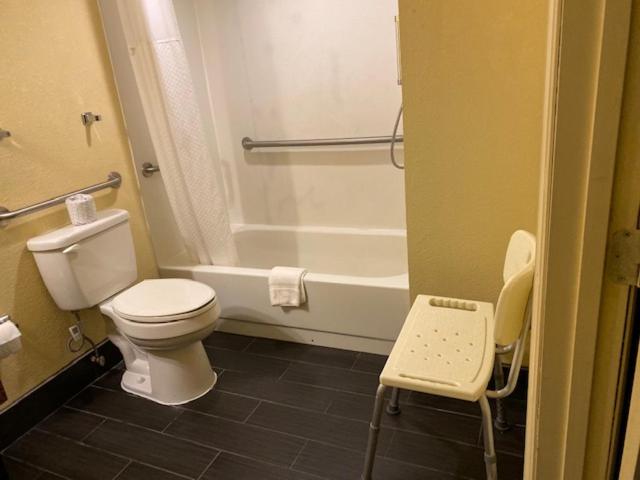 塔拉哈西拉卡萨酒店及套房的浴室配有白色卫生间和浴缸。