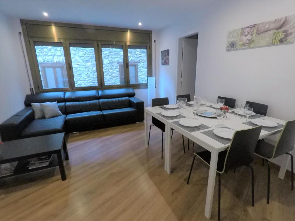安道尔城Piso Andorra的客厅配有桌子和沙发