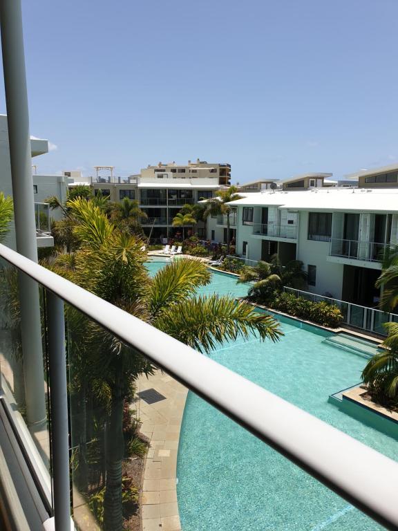 马库拉沙丘住宿度假酒店的从大楼的阳台上可欣赏到游泳池的景色