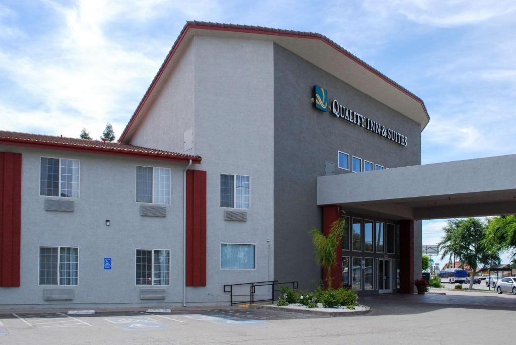 弗雷斯诺Quality Inn & Suites Fresno Northwest的享有酒店正面景色,并标有标志