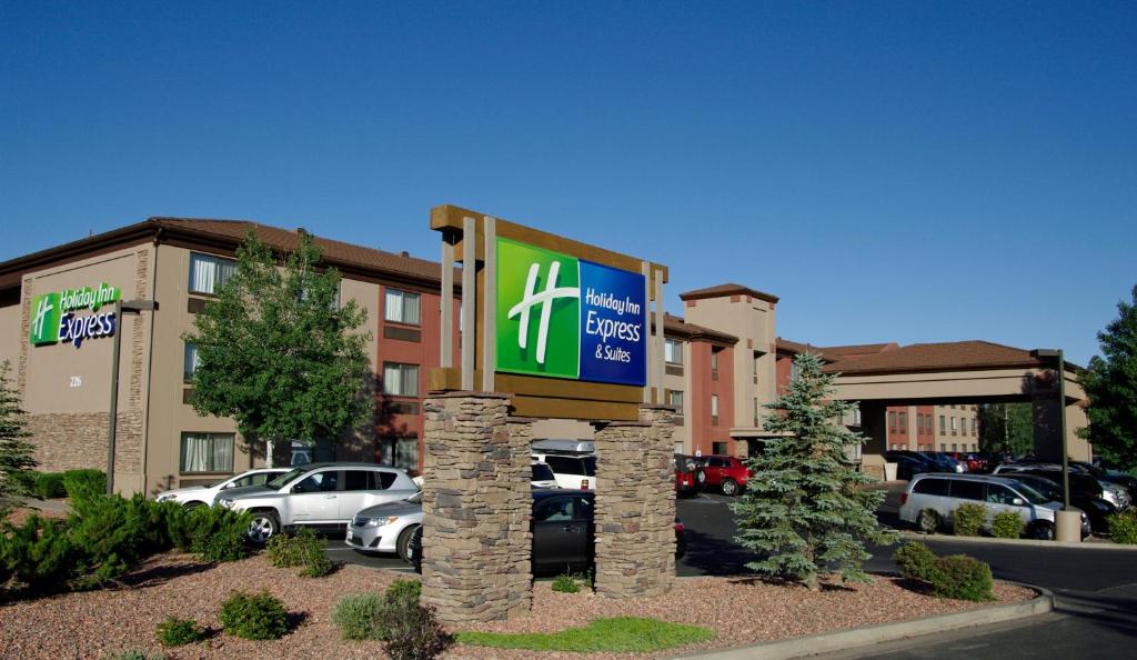 图萨扬Holiday Inn Express & Suites Grand Canyon, an IHG Hotel的停车场前的酒店标志