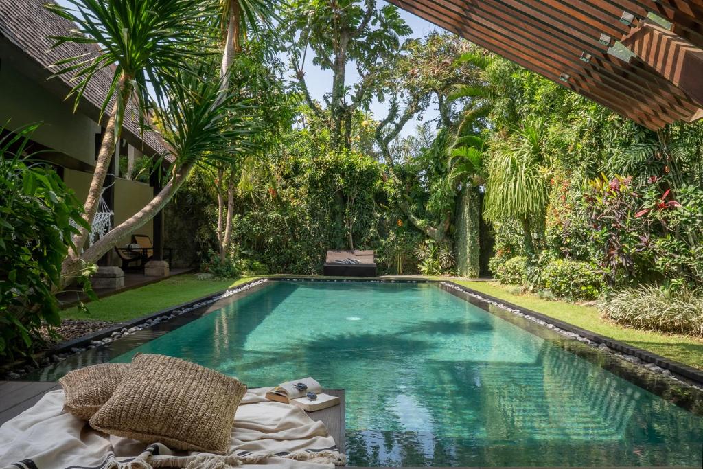 坎古Ametis Villa -Adult Only的树木繁茂的庭院中的一个游泳池