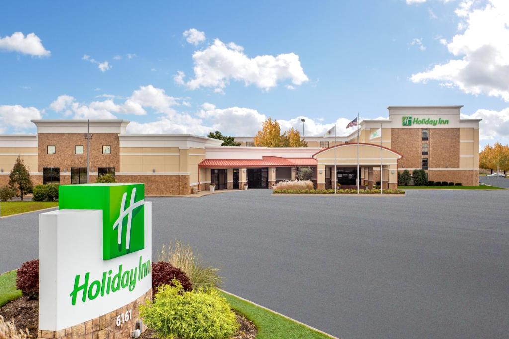 格尼Holiday Inn Chicago North - Gurnee, an IHG Hotel的享有酒店正面景色,设有停车场