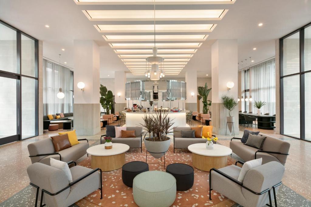 布鲁克林Hotel Indigo - Williamsburg - Brooklyn, an IHG Hotel的大厅,在大楼里设有沙发和桌子