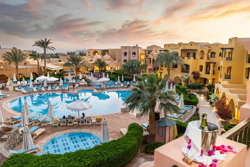 赫尔格达Three Corners Rihana Resort El Gouna的享有带游泳池的度假村的空中景致