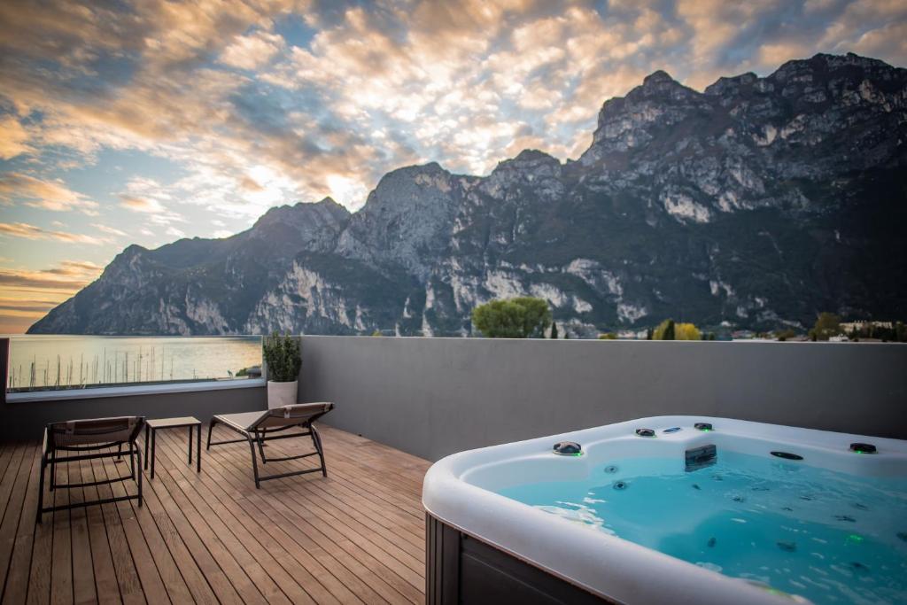 加尔达湖滨恩利卡酒店的山景甲板上的热水浴池