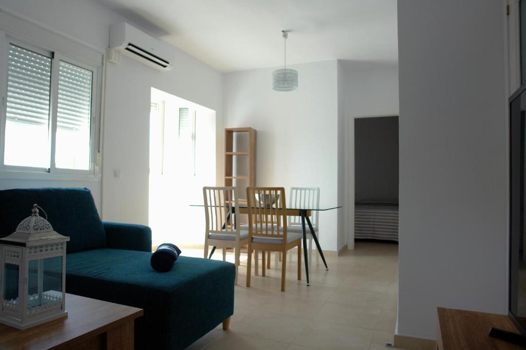 罗塔Apartamentos Costa de la Luz playa的客厅配有沙发和桌椅