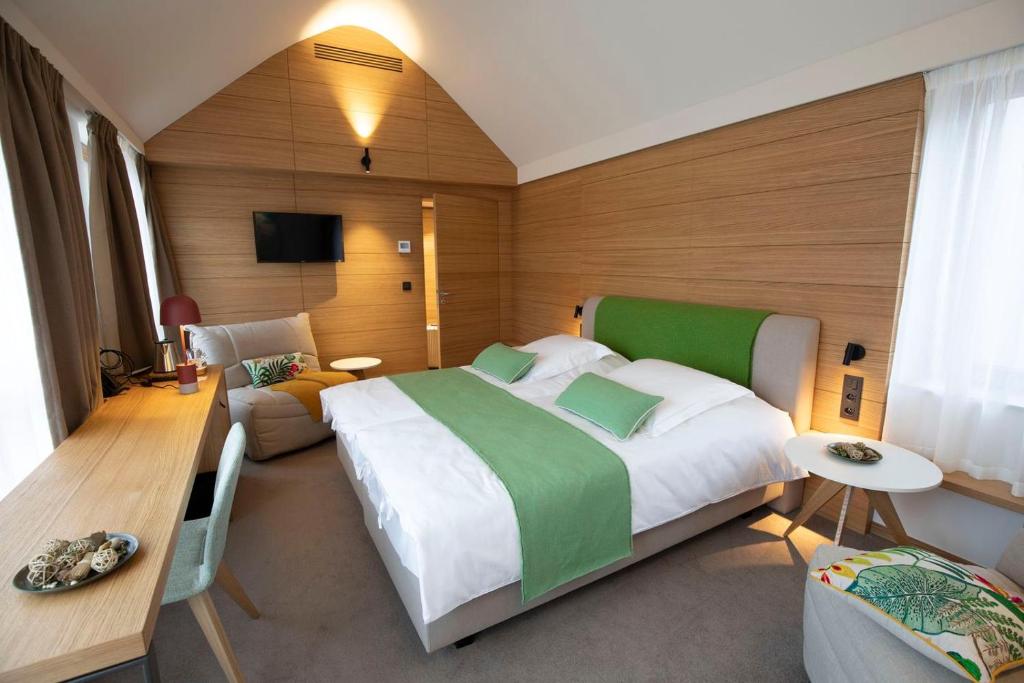 新鲁汶B-Lodge Boutique Hôtel的一间大卧室,配有一张大床和一张沙发