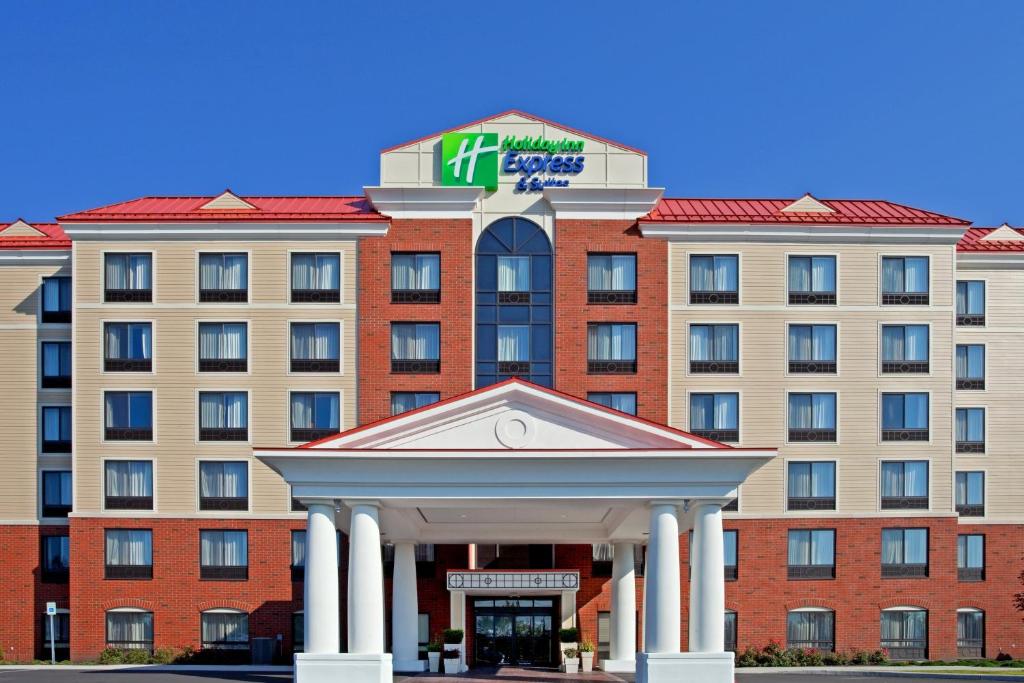 莱瑟姆Holiday Inn Express & Suites Albany Airport Area - Latham, an IHG Hotel的一家拥有酒店的大型建筑的酒店