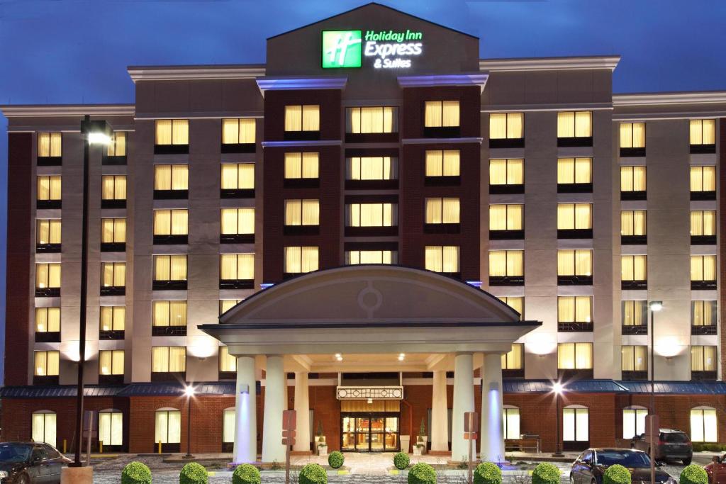 哥伦布Holiday Inn Express Hotel & Suites Ohio State University- OSU Medical Center, an IHG Hotel的建筑前面的酒店,上面有标志