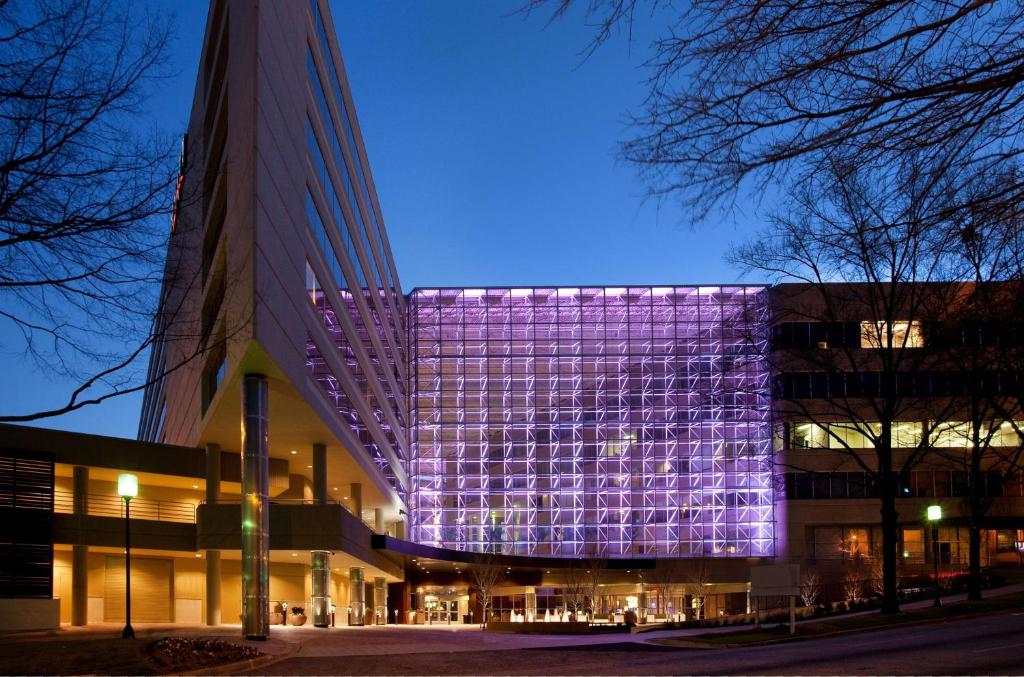 格林维尔格林维尔凯悦酒店 的建筑的侧面有紫色的灯
