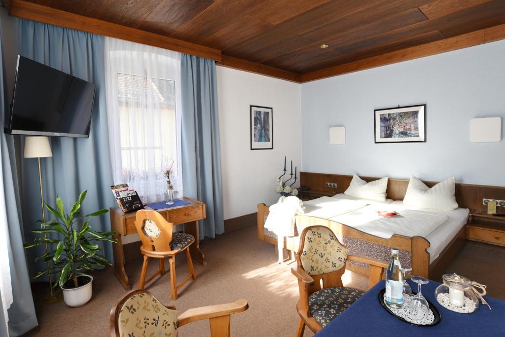 菲希特尔山区巴特贝内克希尔施高登酒店的酒店客房带一张床、一张桌子和椅子