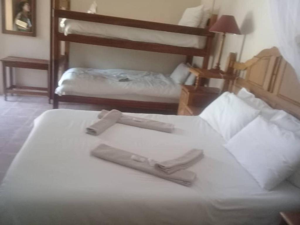 Seeheim西海姆酒店的一间卧室配有两张床,床上配有两张拖鞋