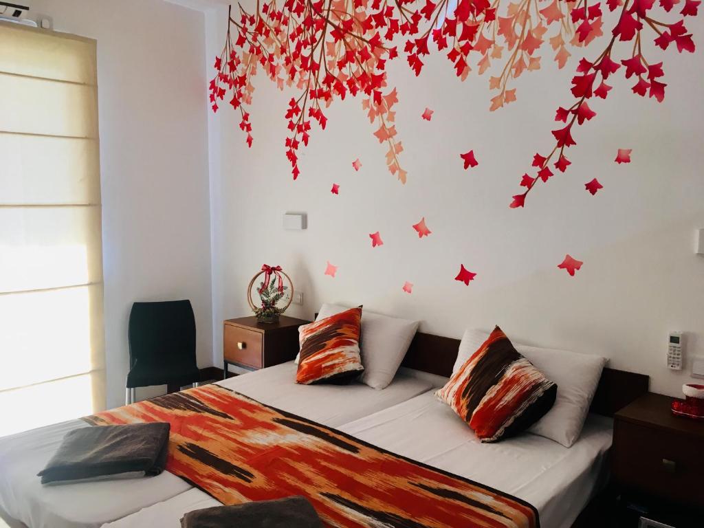 科伦坡Visakha 6的卧室配有一张墙上红色星光床。