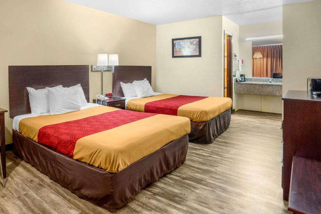 罗拉Econo Lodge near Missouri University of Science and Technology的酒店客房带两张床和一间浴室
