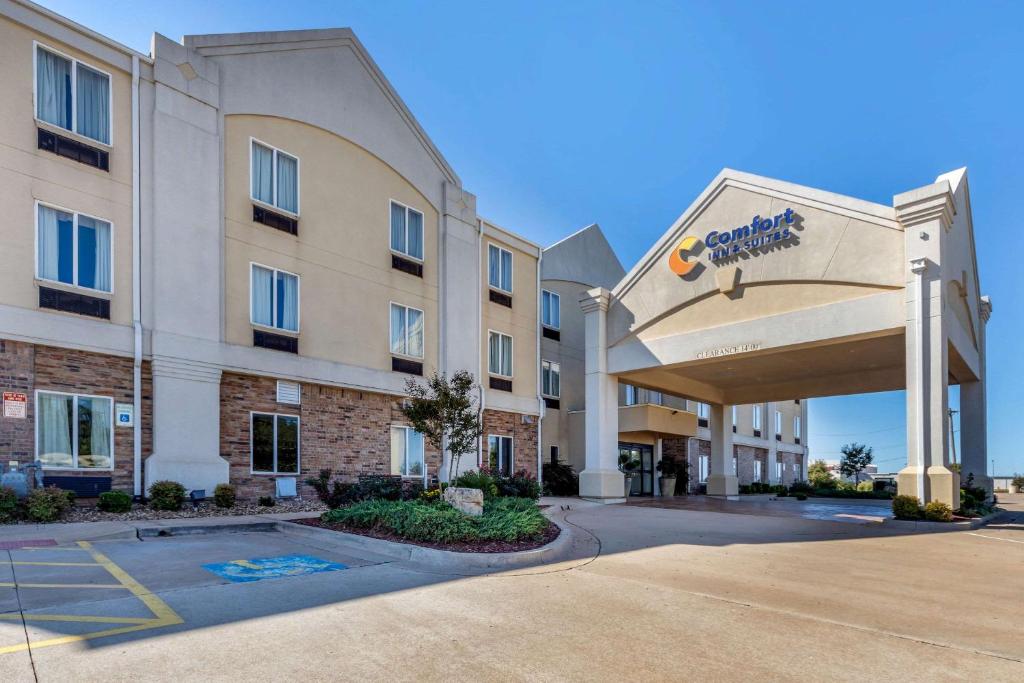 PerryComfort Inn & Suites Perry I-35的建筑前方的酒店 ⁇ 染