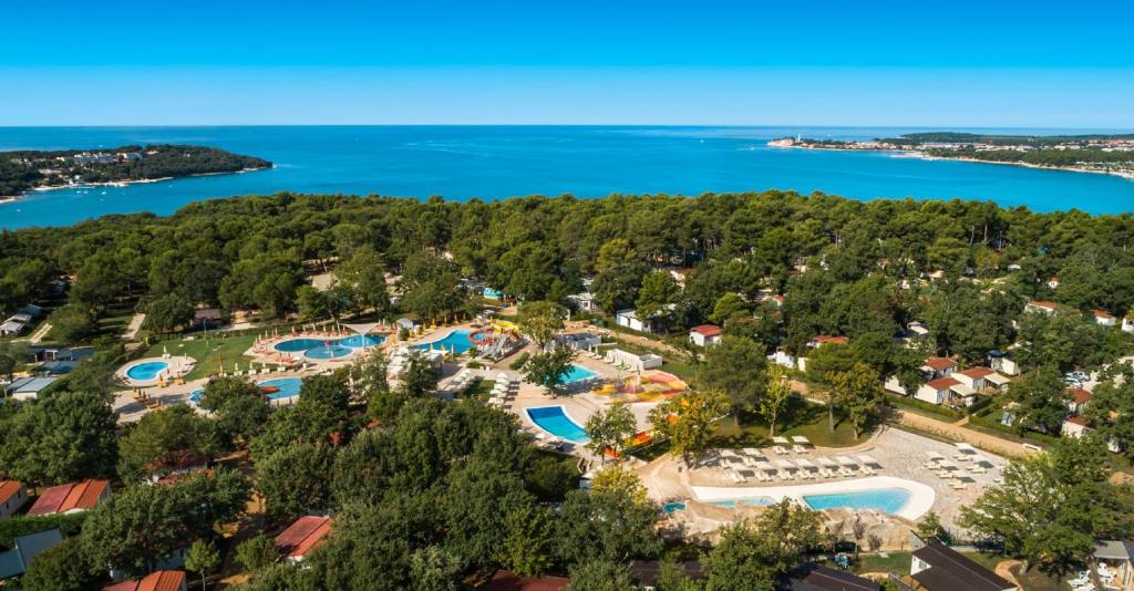 波雷奇Lanterna Premium Camping Resort by Valamar的享有度假村的空中景致和水上公园