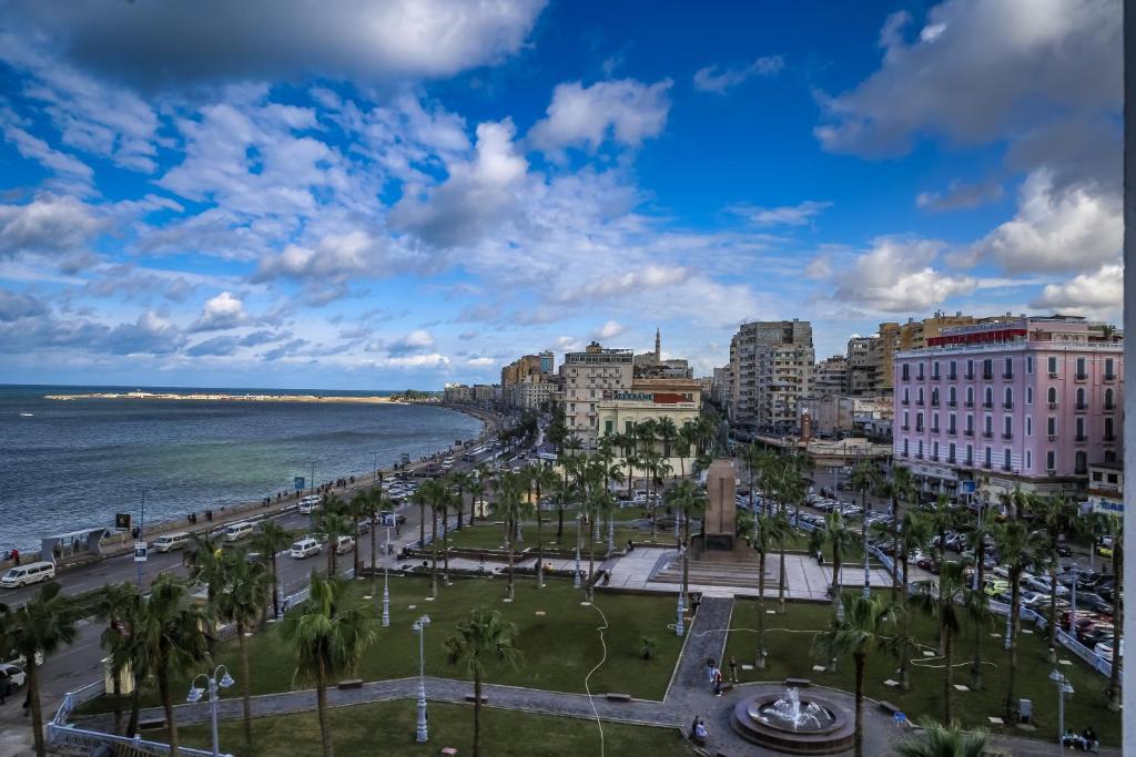 亚历山大卫城酒店的享有城市和大海的景致。