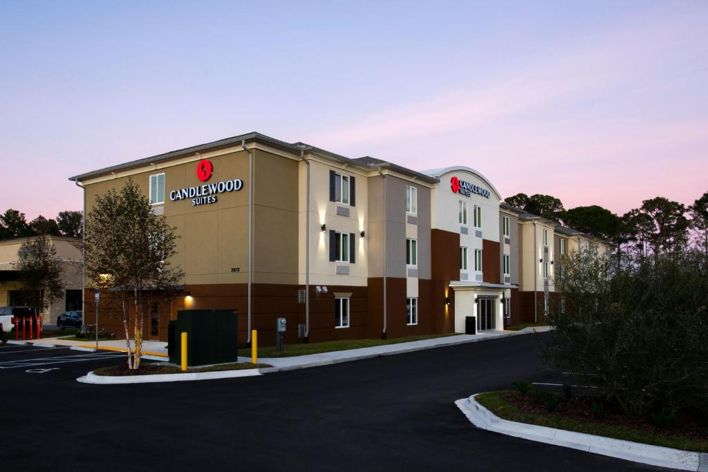 杰克逊维尔Candlewood Suites - Jacksonville - Mayport, an IHG Hotel的建筑的侧面有标志