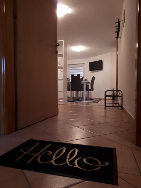 亚伊采Apartman Ivana的通往客厅的门,客厅地板上铺有地毯
