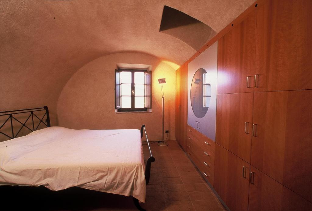 阿夏诺La Torre的卧室配有白色的床和窗户。
