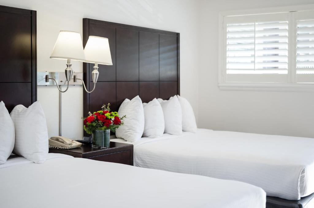 安纳海姆会议中心和公园附近阿尔卑斯旅馆的酒店的客房 - 带2张带白色枕头的床