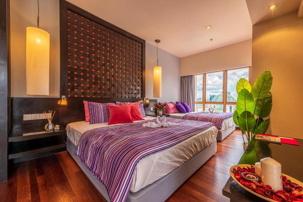 八打灵再也Homestay Resort 7pax 1min to Sunway Lagoon&Pyramid的一间卧室设有两张床和大窗户