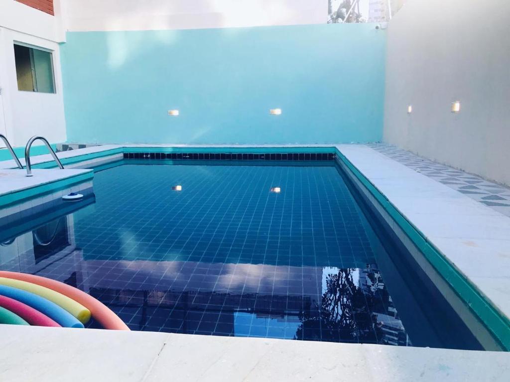 累西腓Apraiana Hostel的蓝色瓷砖地板和蓝色瓷砖的游泳池