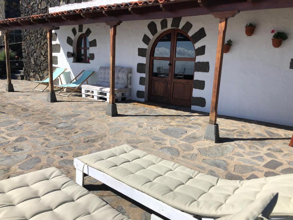 丰卡连特德拉帕尔马Villas Los Torres II的房屋前带白色沙发的庭院