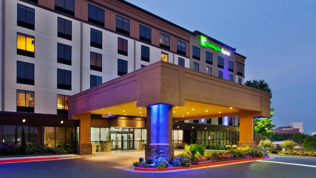 亚特兰大Holiday Inn Express Atlanta Galleria-Ballpark Area, an IHG Hotel的建筑的 ⁇ 染
