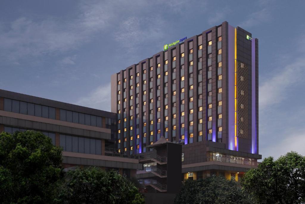 古尔冈Holiday Inn Express Gurugram Sector 50, an IHG Hotel的酒店大楼灯光明亮,灯光照亮