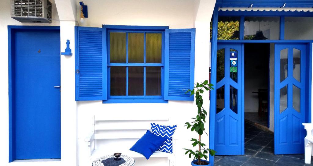 阿布拉奥Pousada Costa Verde的白色建筑上的蓝色门窗