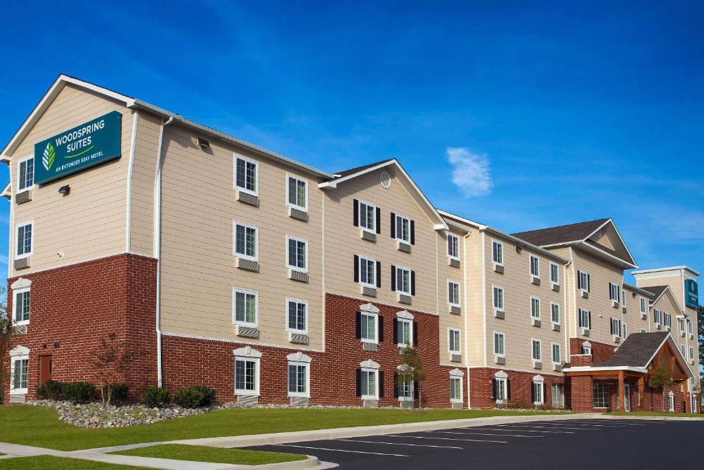 怀特马什WoodSpring Suites Baltimore White Marsh - Nottingham的一座大建筑的侧面有标志